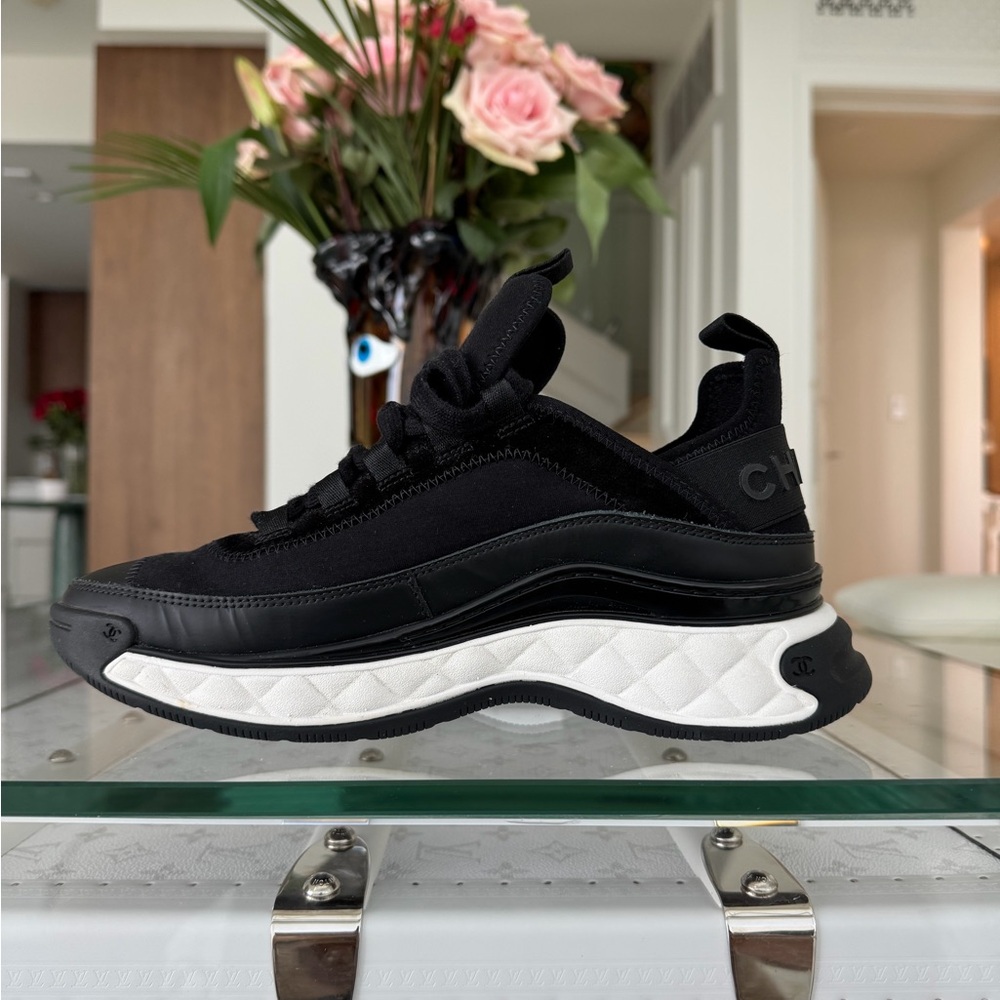 Chanel 🖤 Mint! Black and White Sneakers Sz 38 Whole Package - Picture 5 of 14